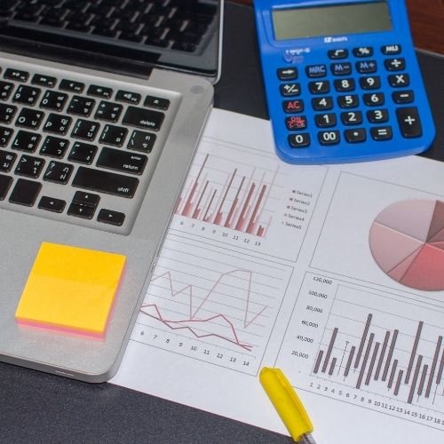 laptop y libreta en superficie en Servicios Profesionales Valencia España